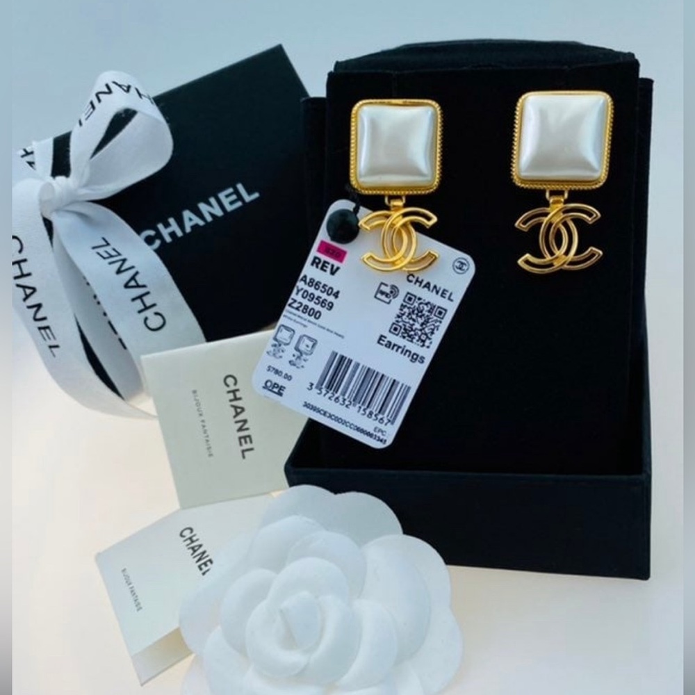 EUC CHANEL FAUX PEARL FASHION EARRINGS.